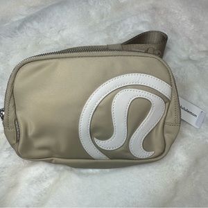 🆕 RARE lululemon trench khaki logo Everywhere belt bag 1L
